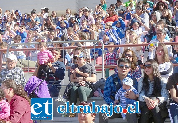 Gran cantidad de niños en su mayoría alumnos de establecimientos