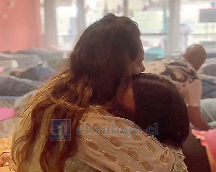 Lorena abraza a una de las personas asistentes.