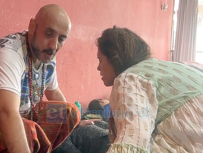 Miguel y Lorena tratando a una persona durante un encuentro.