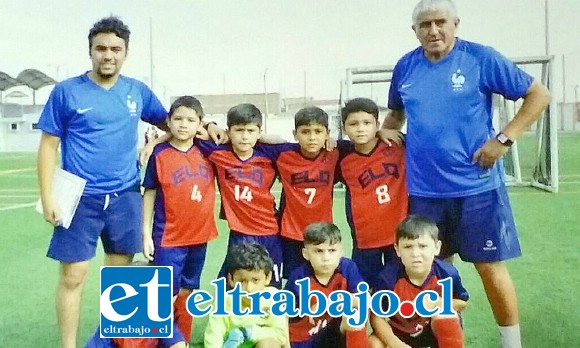 El equipo Sub 8 de la escuela de futbol Luis Quezada, quienes obtuvieron el tercer lugar dentro de setenta equipos que participaron en torneo futbol 7 en Tacna Perú.