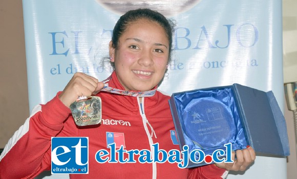 CHAPITA MORENO.- Ella es la juvenil campeona nacional de Hándbol, con apenas 16 años es la mejor de Chile y ya pone su mirada en el Mundial de Europa.