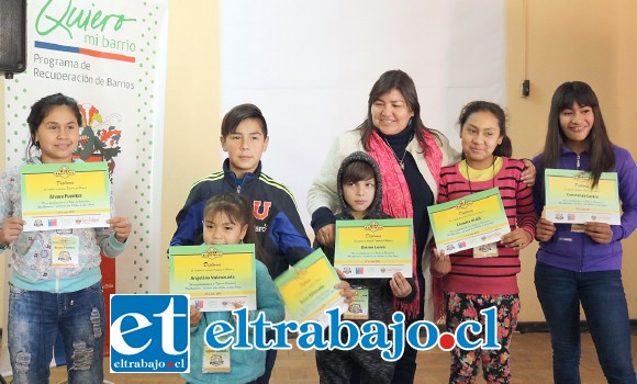 Los pequeños estaban felices al recibir sus certificados.