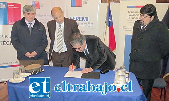 El Intendente regional Gabriel Aldoney junto a autoridades locales y provinciales firmaron el acta de compromiso para el futuro CFT Estatal.
