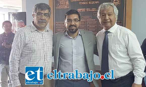El Alcalde de Llay Llay, Edgardo González (al centro) junto a los consejeros regionales Mario Sottolichio (izquierda) e Iván Reyes, quienes junto al Core Rolando Stevenson apoyaron el proyecto.