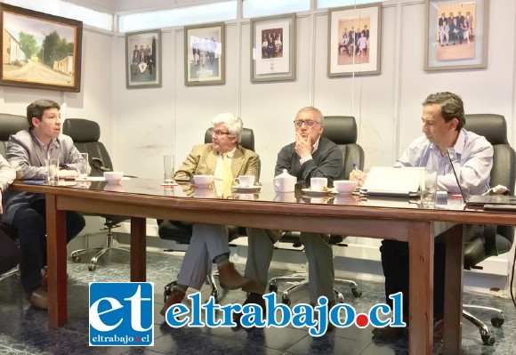 Este lunes el alcalde Guillermo Reyes se reunió con el Director Regional de Obras Hidráulicas, ocasión en que se informó el nuevo plan que solucionará los problemas de agua.