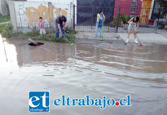 PROBLEMA LÍQUIDO.- Así de complicado es el problema, regularmente los vecinos de Villa Las Camelias tienen que limpiar entre todos los pasajes inundados de agua.