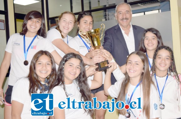 CELEBRIDADES LOCALES.- Las niñas fueron recibidas ayer jueves en la oficina del alcalde sanfelipeño Patricio Freire.