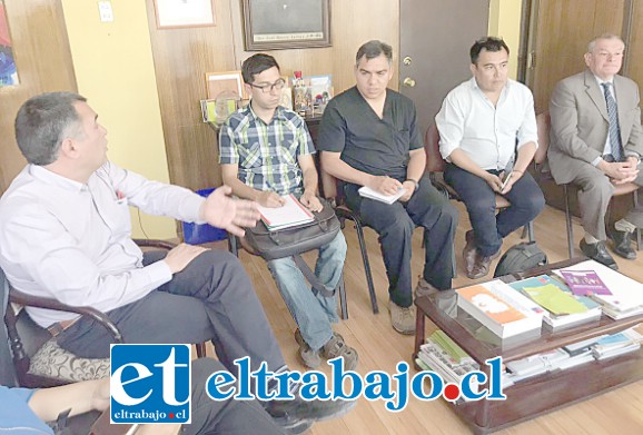 En la Gobernación de San Felipe se reunieron el jefe de la Autoridad Sanitaria de Aconcagua, representantes del SAG y el propio gobernador con vecinos para acordar las acciones a seguir.