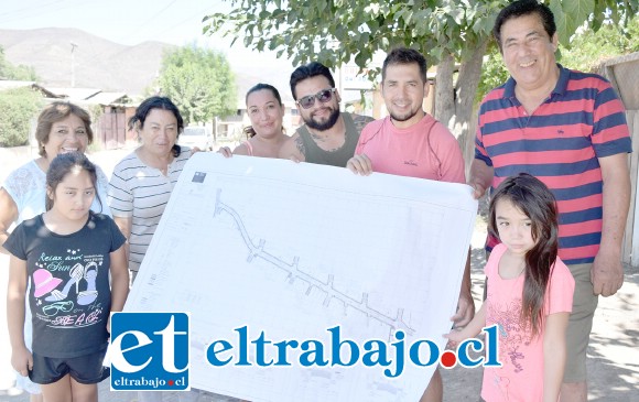 DÉCADAS ESPERANDO.- Varios vecinos de Población Chorrillos celebraban ayer el ya tener en sus manos el plano del proyecto que les mejorará su calidad de vida.