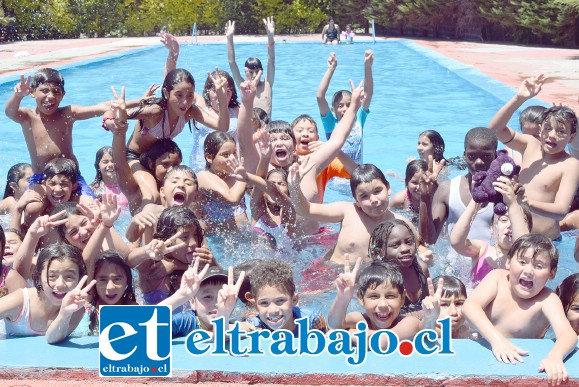 REFRESCANTES VACACIONES.- Estos pequeñitos de nuestra comuna están disfrutando intensamente de la Escuela de Verano en las piscinas del estadio fiscal.