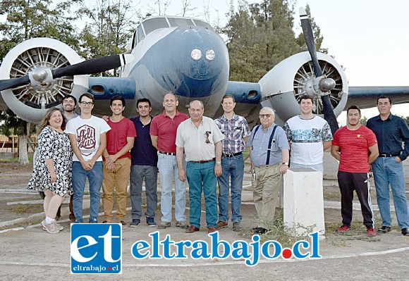 FELIZ CUMPLEAÑOS.- Aquí tenemos a parte de la gran familia del Club Aéreo de San Felipe, posando para nuestras cámaras en la pista de aterrizaje.
