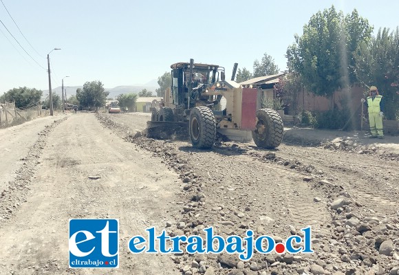 La carpeta asfáltica de 7 centímetros permitirá el tráfico de vehículos livianos, poniendo fin a más de 20 años de polvo, barro y cráteres que hacían intransitable el tramo de 151 metros que conecta Diego de Almagro Tacna Norte.