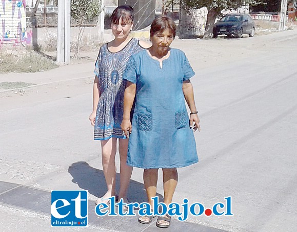 Gladys Salinas y Claudia Vergara, vecinas de calle Bueras.