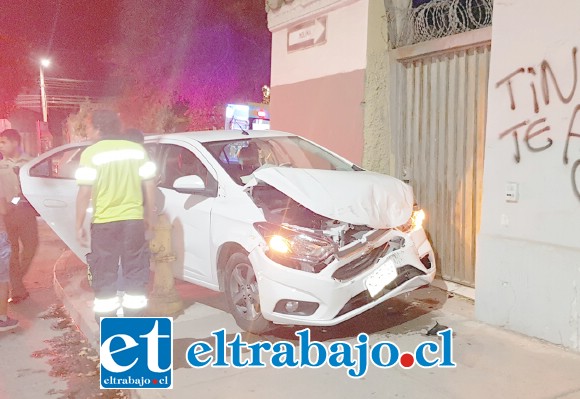 El accidente se originó pasadas las cero horas de este lunes, el vehículo en la imagen impactó contra el muro de la Comisaría de Carabineros de San Felipe.