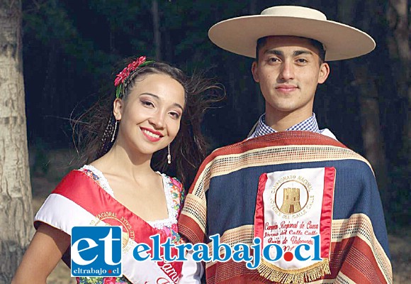 SUERTE CHIQUILLOS.- Ellos son Javiera Guerra e Ítalo Torrijos, de 19 y 20 años respectivamente, quienes se coronaron como campeones regionales de cueca durante el 2017, y HOY VIAJAN A Valdivia a recibir su título.