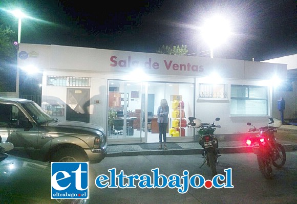 El delincuente ingresó pasada la medianoche de este domingo en la Sala de Ventas del Servicentro Shell, ubicada en Avenida Manso de Velasco en San Felipe.