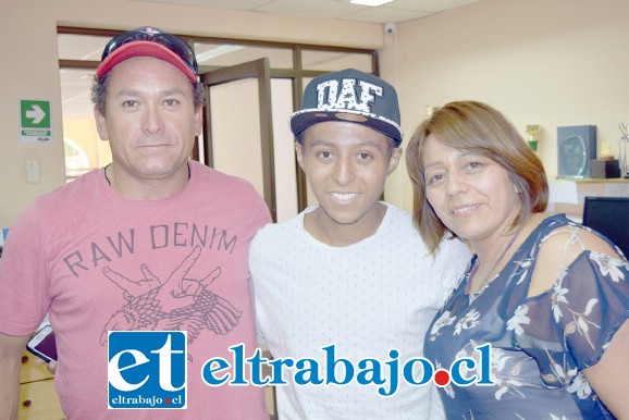 APOYO TOTAL.- Aquí vemos al Tito en compañía de sus padres Cristian Henríquez y doña Alicia Ahumada.
