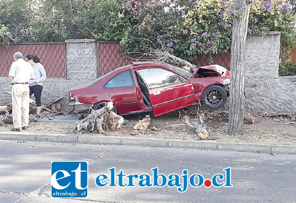 El vehículo chocó contra el muro de una vivienda en Calle Miraflores, mientras que su conductor salvó milagrosamente.