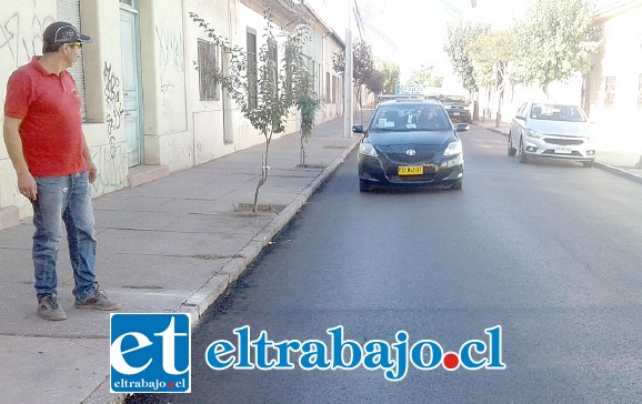 Acá apreciamos el desperfecto del asfalto que se ubica en calle Coimas casi al llegar a la Avenida Chacabuco. (Foto RP)