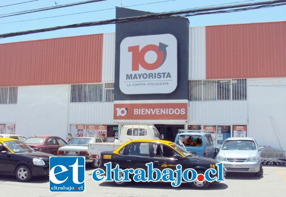 El Supermercado Mayorista 10 ubicado en calle Santo Domingo de San Felipe.