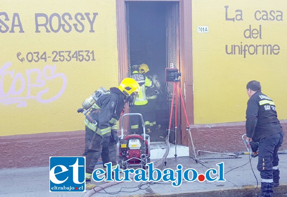 Personal de Bomberos controló el amago de incendio en el local ‘Casa Rossy’ en calle Merced Nº 701 en San Felipe.