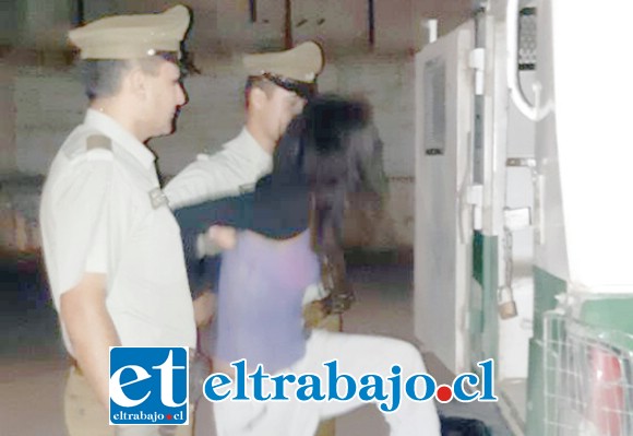 La imputada Bárbara Vilches Castro fue detenida por Carabineros de la Tenencia de Catemu.