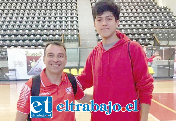 El técnico Felipe Rodríguez y el jugador José Toledo integran la selección chilena U16.