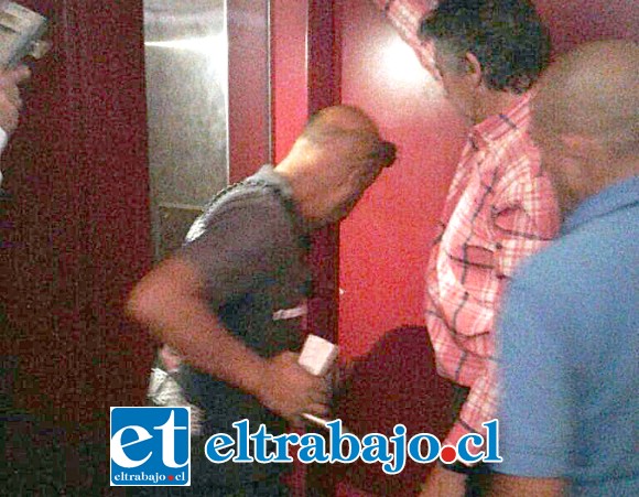 Personal de Bomberos y la gobernación provincial de San Felipe realizando acciones para abrir la puerta del ascensor.