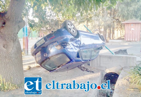 El conductor de 36 años de edad protagonizó el volcamiento de su vehículo en el sector La Pirca de Panquehue ayer domingo, tras encontrarse en estado de ebriedad. (Fotografía: @jnavarretesanfe).