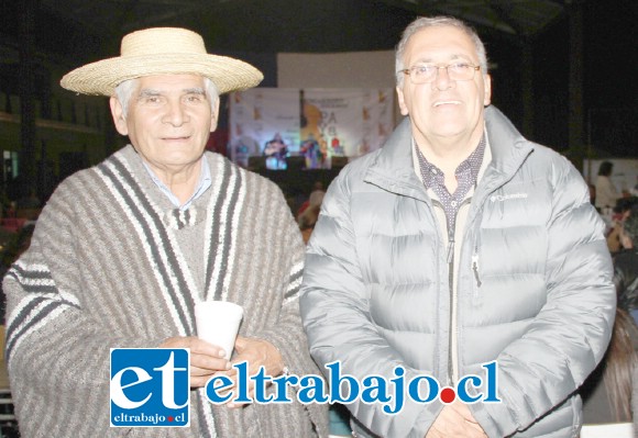 Pedro ‘Choro’ Estay, organizador del Encuentro Nacional de Payadores, junto a Guillermo Reyes, alcalde de la Municipalidad de Putaendo, entidad que financia el evento.