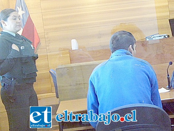 La víctima fue seguida desde el banco por los antisociales, uno de los cuales fue detenido por Carabineros (foto) gracias a que pudo ser identificado por las cámaras de seguridad municipales.