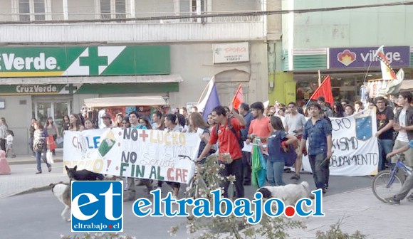 Los estudiantes marchando por las calles de San Felipe custodiados por Carabineros. (Foto Gentileza Manuel Vicencio)
