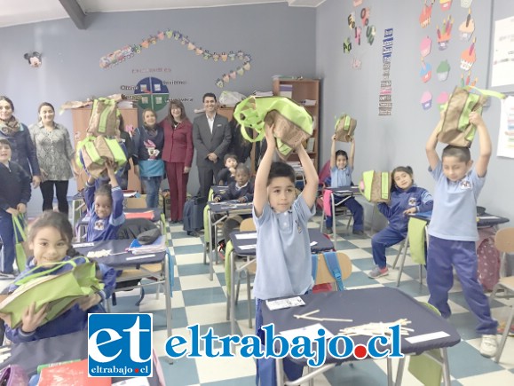 La empresa Falabella entregó calzado escolar a todos los alumnos de los dos primeros básicos de la Escuela Buen Pastor de San Felipe.