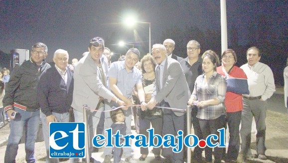 Autoridades junto a vecinos de la Villa Juan Martínez de Rozas y el Condominio El Convento, proceden a inaugurar las nuevas luminarias.