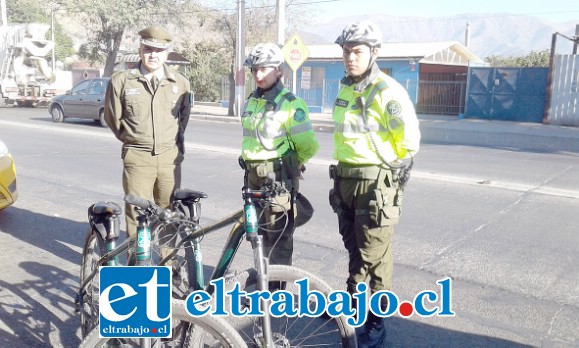 El Mayor Héctor Soto junto a la patrulla ciclista de Carabineros.