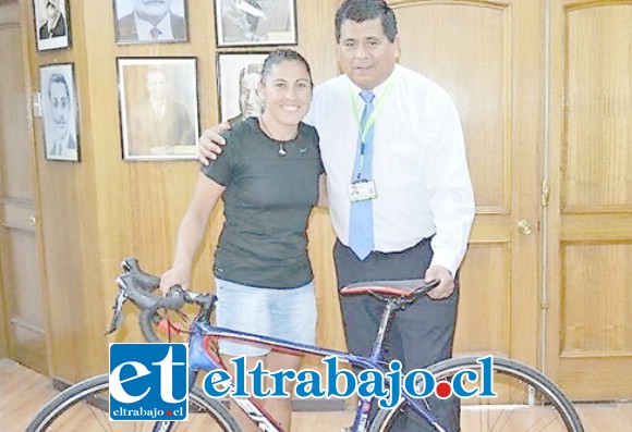 El alcalde de Santa María entregó el valioso implemento deportivo a Natali Rosas.