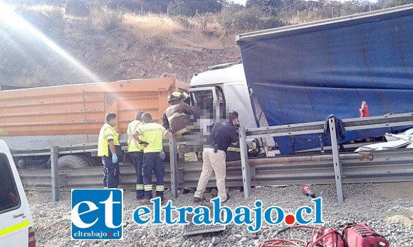 Dos personas perdieron la vida en la tragedia registrada ayer en Las Chilcas. (Foto @Info5Chile)