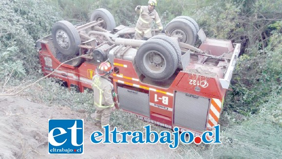El carro de Bomberos se volcó mientras se dirigía a un incendio la tarde de este sábado en la comuna de Catemu.