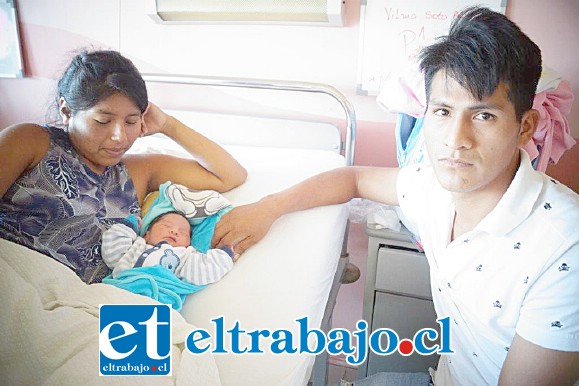 El pequeño Matías al centro junto a sus padres en el Hospital San Camilo.