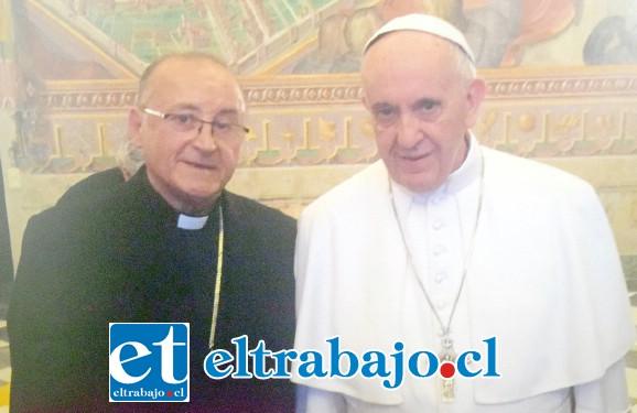 Monseñor Cristian Contreras junto al Papa Francisco, lo que muestra la cercanía de Cristian con el sumo pontífice.