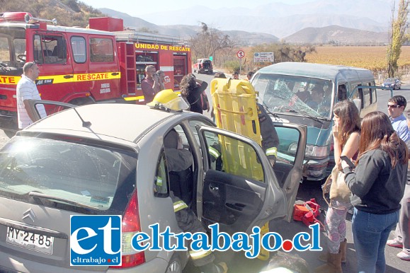Una violenta colisión ocurrió a las 13:0 horas de ayer lunes en la bajada El Barón, en Santa María, dejando cuatro heridos y cuantiosos daños materiales.