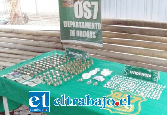 El operativo ejecutado por el OS7 de Carabineros Aconcagua incautó desde el domicilio del actual sentenciado en la Villa Departamental de San Felipe, pasta base de cocaína y marihuana elaborada.