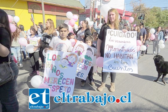 Cientos de niños y adultos participaron de la marcha exigiendo justicia para la pequeña Ámbar y para que hechos como éstos nunca más se vuelvan a repetir.