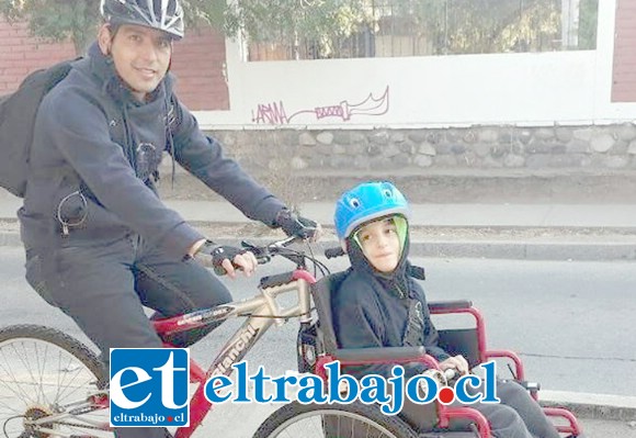 Franco y su padre en la bici-silla que llegó a convertirse en noticia nacional.