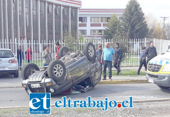 A raíz de la colisión el Mitsubishi Pajero terminó volcado de campana en la rotonda frente al Liceo Mixto de San Felipe la tarde de ayer miércoles.