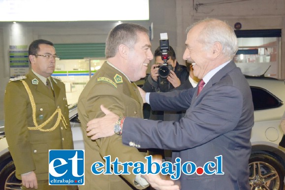 SEGURIDAD EXTREMA.- El General Soto fue recibido por el propio alcalde Patricio Freire, ambos se reconocieron con este fraternal abrazo.