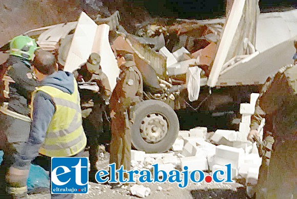 El accidente de tránsito arrebató la vida de dos personas que iban a bordo del camión que transportaba frutos secos por la ruta que une Putaendo con Cabildo la noche de este domingo.