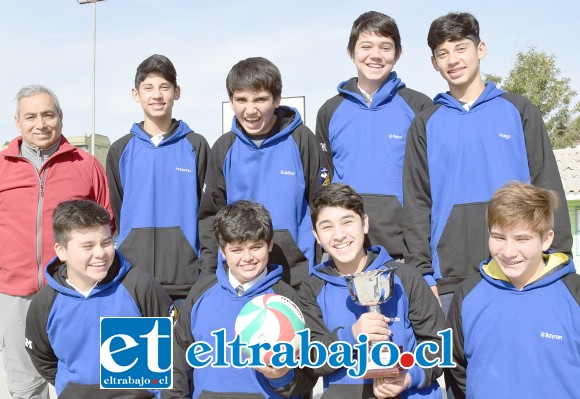 NUESTROS CAMPEONES.- Ellos son la selección sub14 de vóleibol de la Escuela José de San Martín, la que nos representará en los Regionales de Valparaíso.
