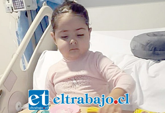 Emilia Bazán Segura, en su cama esperando la ayuda de la comunidad de Santa María.