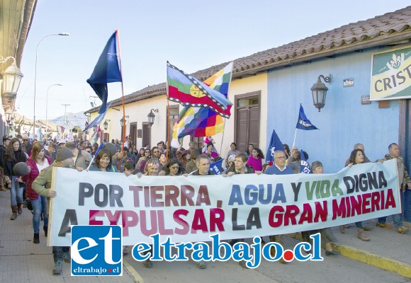 UN CLARITO NO.- Miles de putaendinos salieron a las calles de su comuna para expresar su claro repudio por la Gran Minería en esta región de Aconcagua.